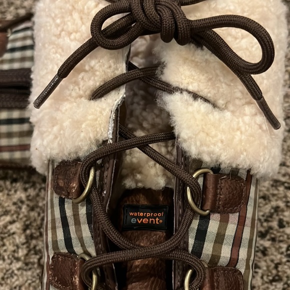 Like new size 7 Ugg lace up winter boots. - Picture 13 of 16